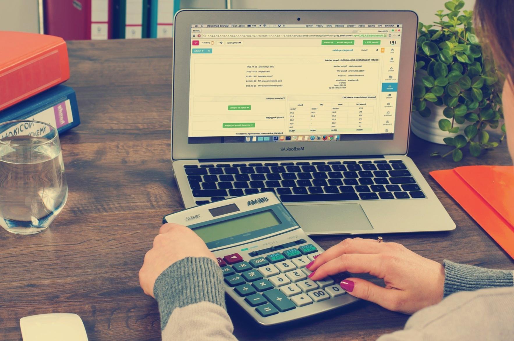 Teilnehmer beim Studium von Kursmaterialien