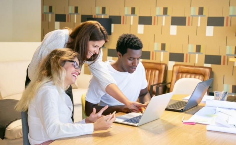 Online-Kursumgebung mit strukturierten Lernmodulen zur Charisma-Entwicklung